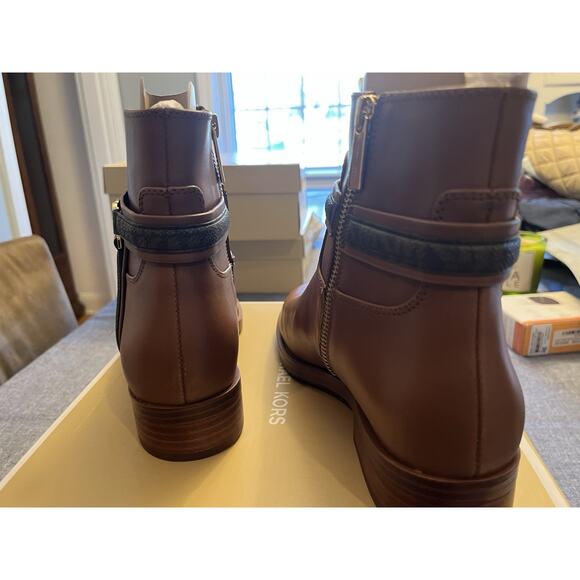 MICHAEL KORS “MINDY” FLAT LEATHER BOOT W SIGNATURE LOGO COGNAC SZ 6 MSRP$398 - Picture 7 of 10